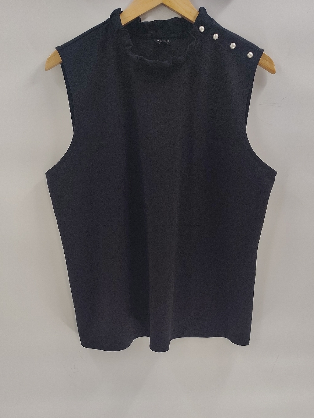 Ann Taylor Blouse Size XL black Sleeveless Work Attire Pearl Detail Buttons